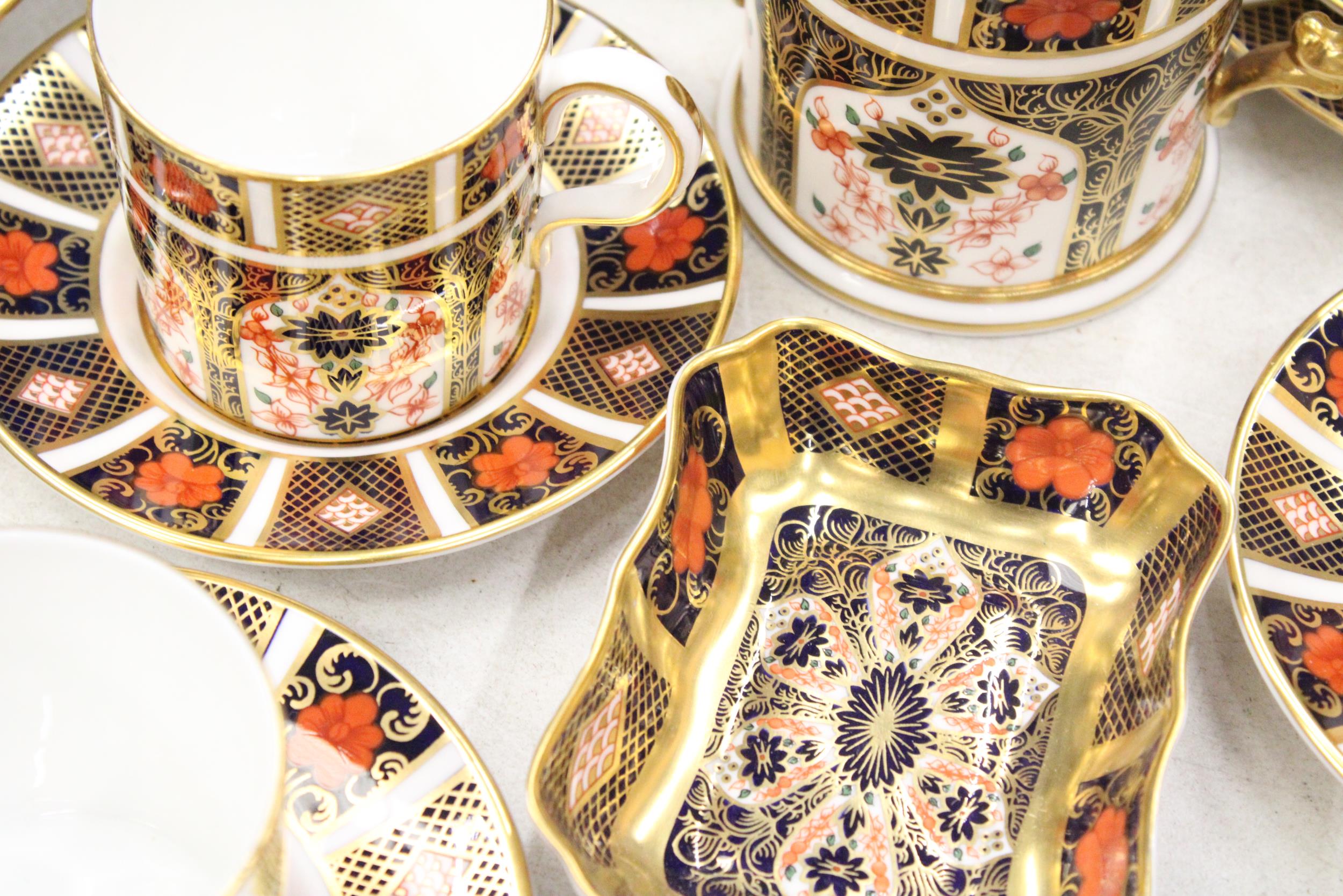 A QUANTITY OF ROYAL CROWN DERBY TO INCLUDE A LOVING CUP , COFFEE CANS AND SAUCERS, TEACUPS AND - Image 5 of 7