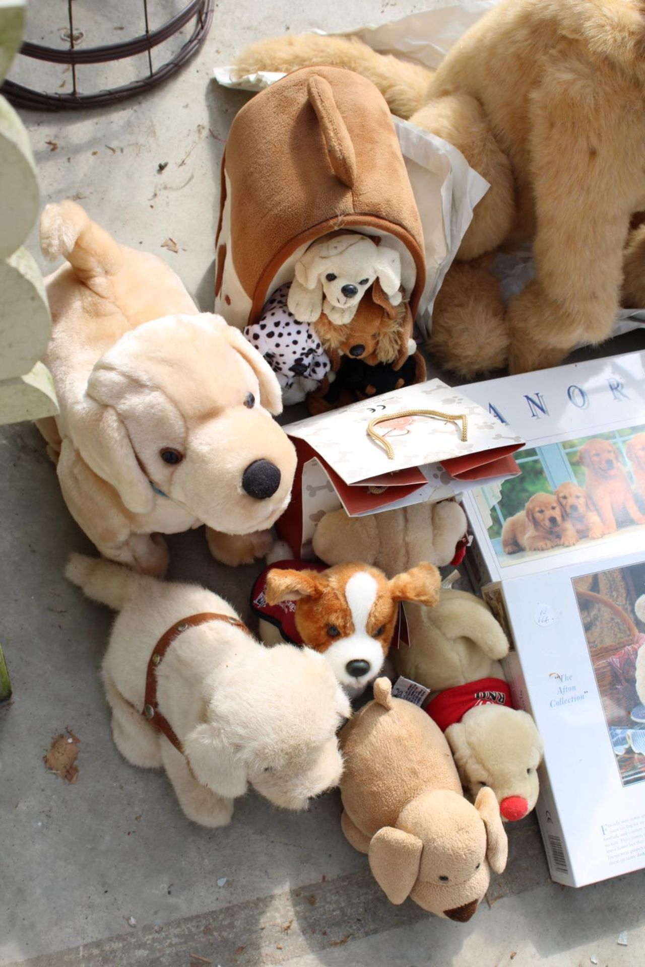 AN ASSORTMENT OF DOG RELATED CUDDLY TOYS AND TWO AS NEW AND UNOPENED JIGSAW PUZZLES - Image 2 of 3