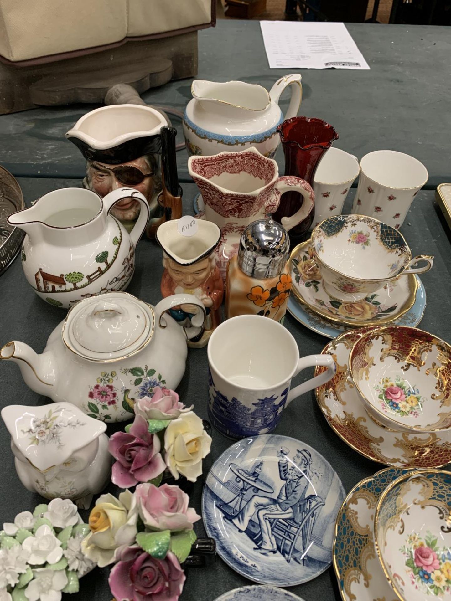 A LARGE QUANTITY OF CERAMIC AND CHINA TO INCLUDE PARAGON CUPS AND SAUCERS, FLORAL POSIES, CROWN - Image 8 of 8