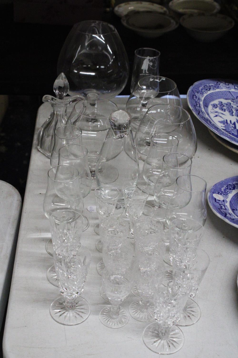 A MIXED LOT OF GLASSWARE TO INCLUDE BRANDY GLASSES, SHERRY GLASSES, A GLASS LIDDED OIL BOTTLE ETC