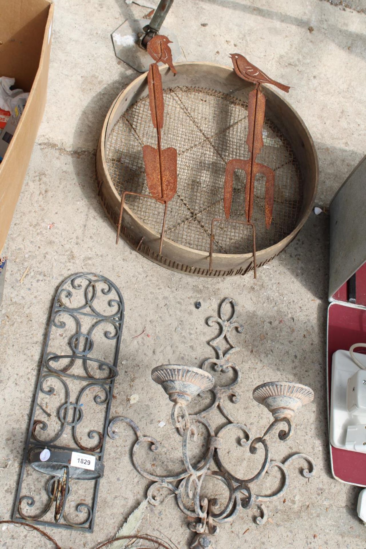 AN ASSORTMENT OF GARDEN ITEMS TO INCLUDE WALL SCONCES AND A SIEVE ETC - Image 2 of 2