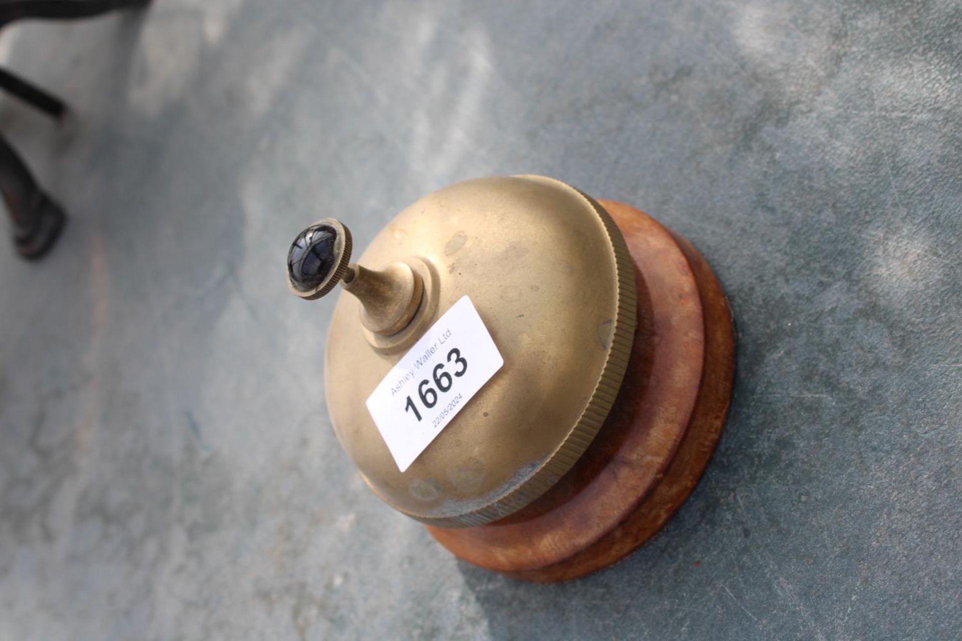 A VINTAGE BRASS BUTLERS/ RECEPTION BELL