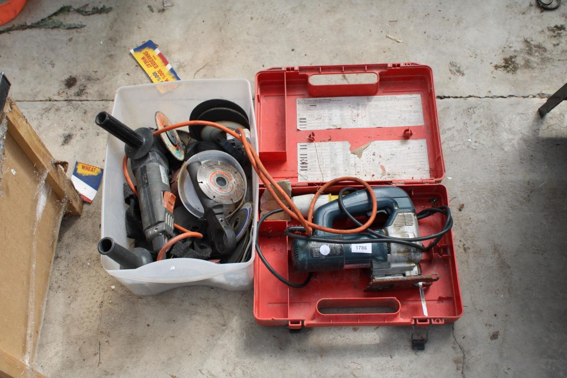 A BOSCH ELECTRIC JIGSAW AND A BLACK AND DECKER GRINDER WITH AN ASSORTMENT OF DISCS ETC