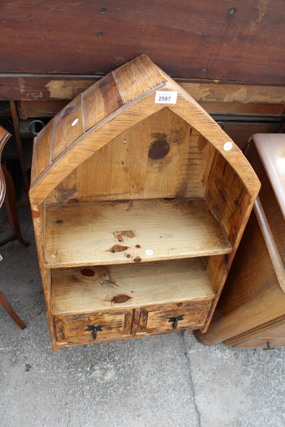 A RUSTIC PINE WALL SHELF WITH ARCHED TOP, TWO DRAWERS AND TILED BOTTOM RAIL WITH HOOKS, 19" WIDE - Image 2 of 3