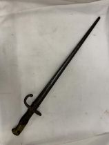 A VINTAGE BAYONET WITH A BRASS AND WOOD HANDLE