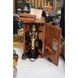 AN ANTIQUE E. LEITZ WETZIAR OPTICAL SCIENCE INSTRUMENT MICROSCOPE NO. 76905 IN A MAHOGANY CASED