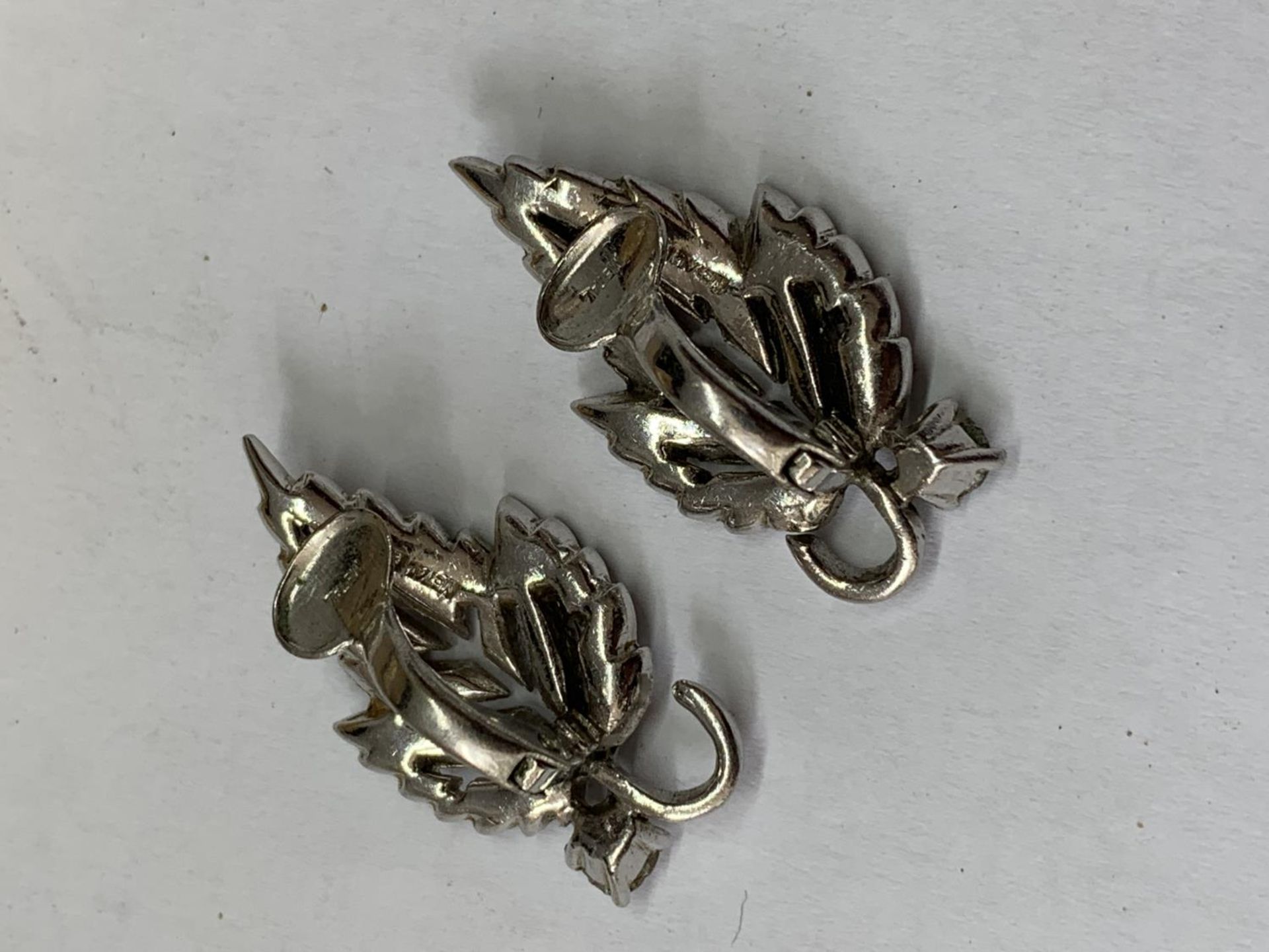 A PAIR OF 1940'S METAL RHODIUM AND CLEAR STONE EARRINGS IN A LEAF DESIGN WITH PRESENTATION BOX - Image 3 of 3