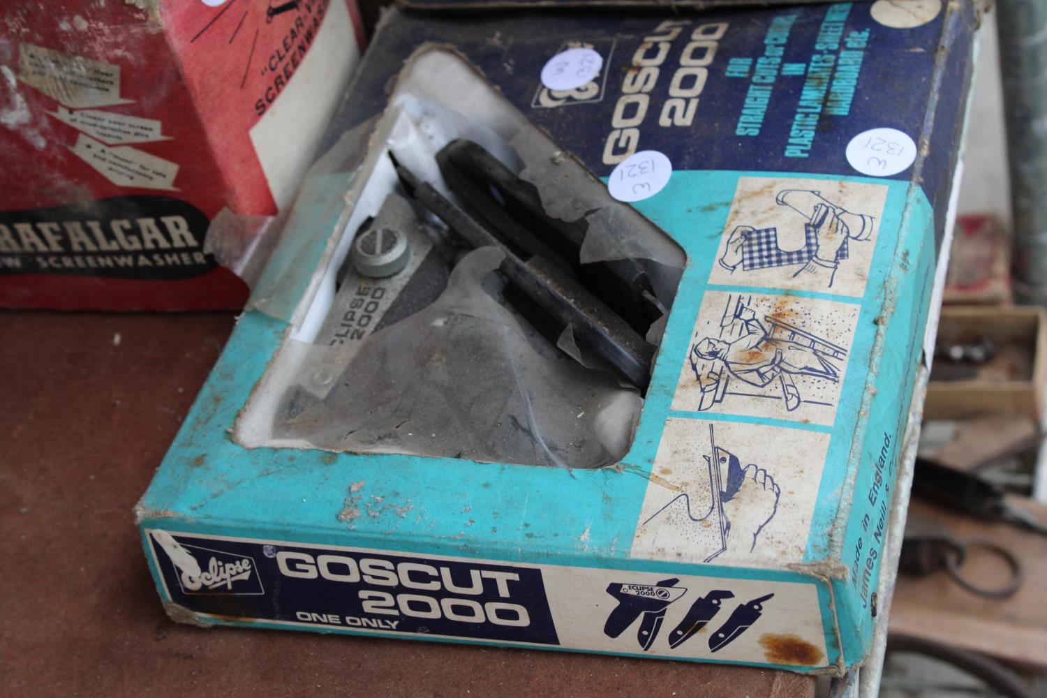 AN ASSORTMENT OF VINTAGE ITEMS TO INCLUDE CAR HEAD LAMPS, A GOSCUT 2000 AND A SCREEN WASHER ETC - Image 4 of 4