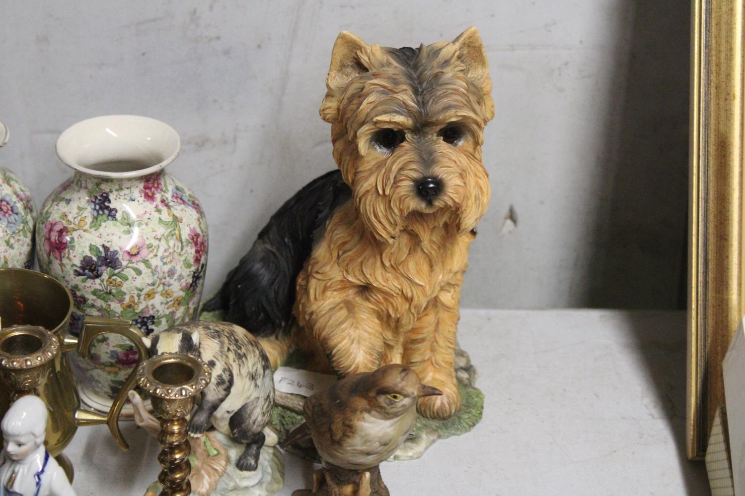 A MIXED LOT OF COLLECTABLES TO INCLUDE SIX MINIATURE BRASS ANIMALS, A VINTAGE OYNX ASHTRAY, A PAIR - Image 6 of 7
