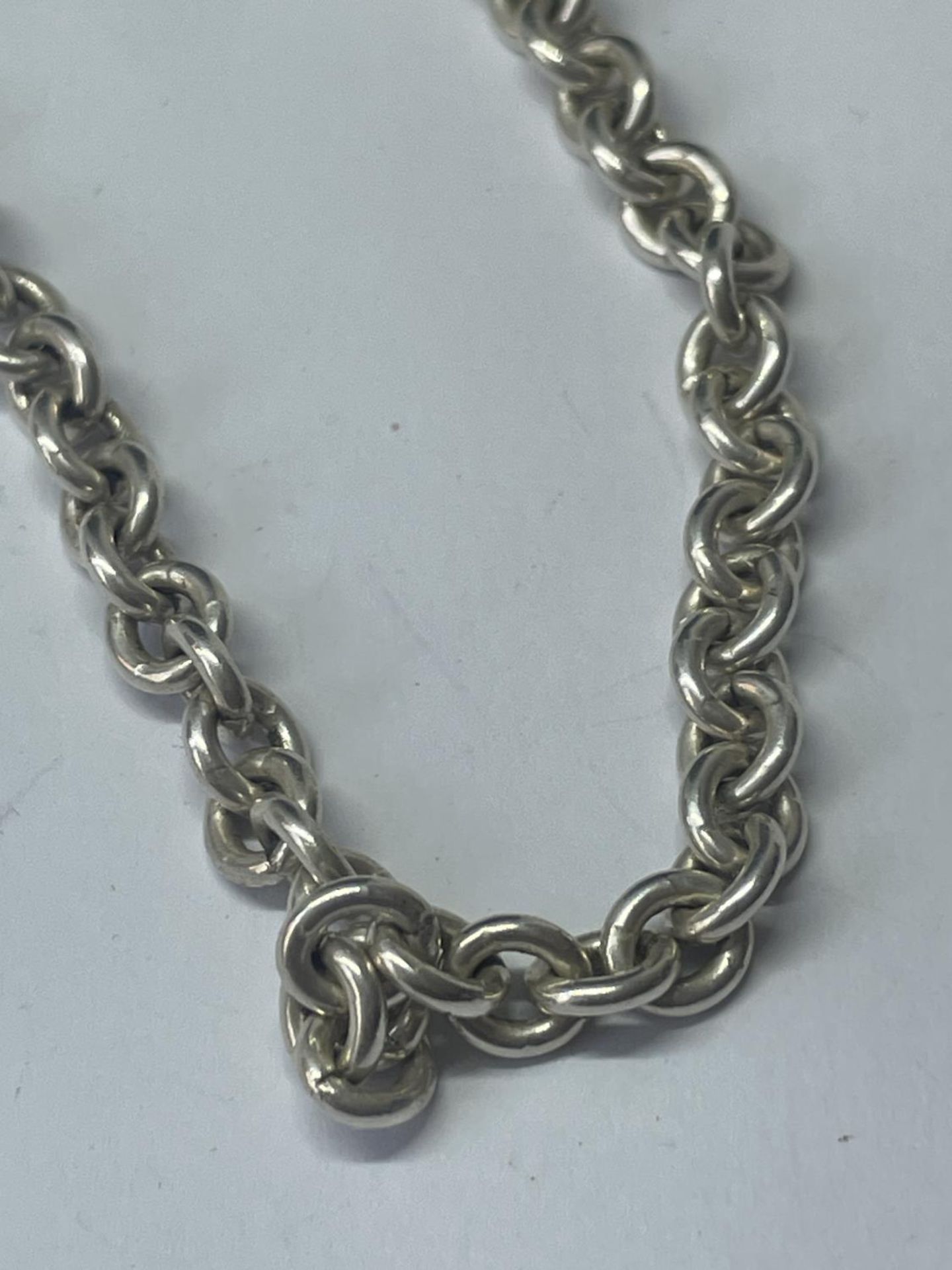 A SILVER T BAR NECKLACE - Image 2 of 3