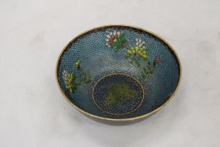 A VINTAGE CHINESE STYLE BRASS FILIGREE AND ENAMEL BOWL ON WOODEN STAND