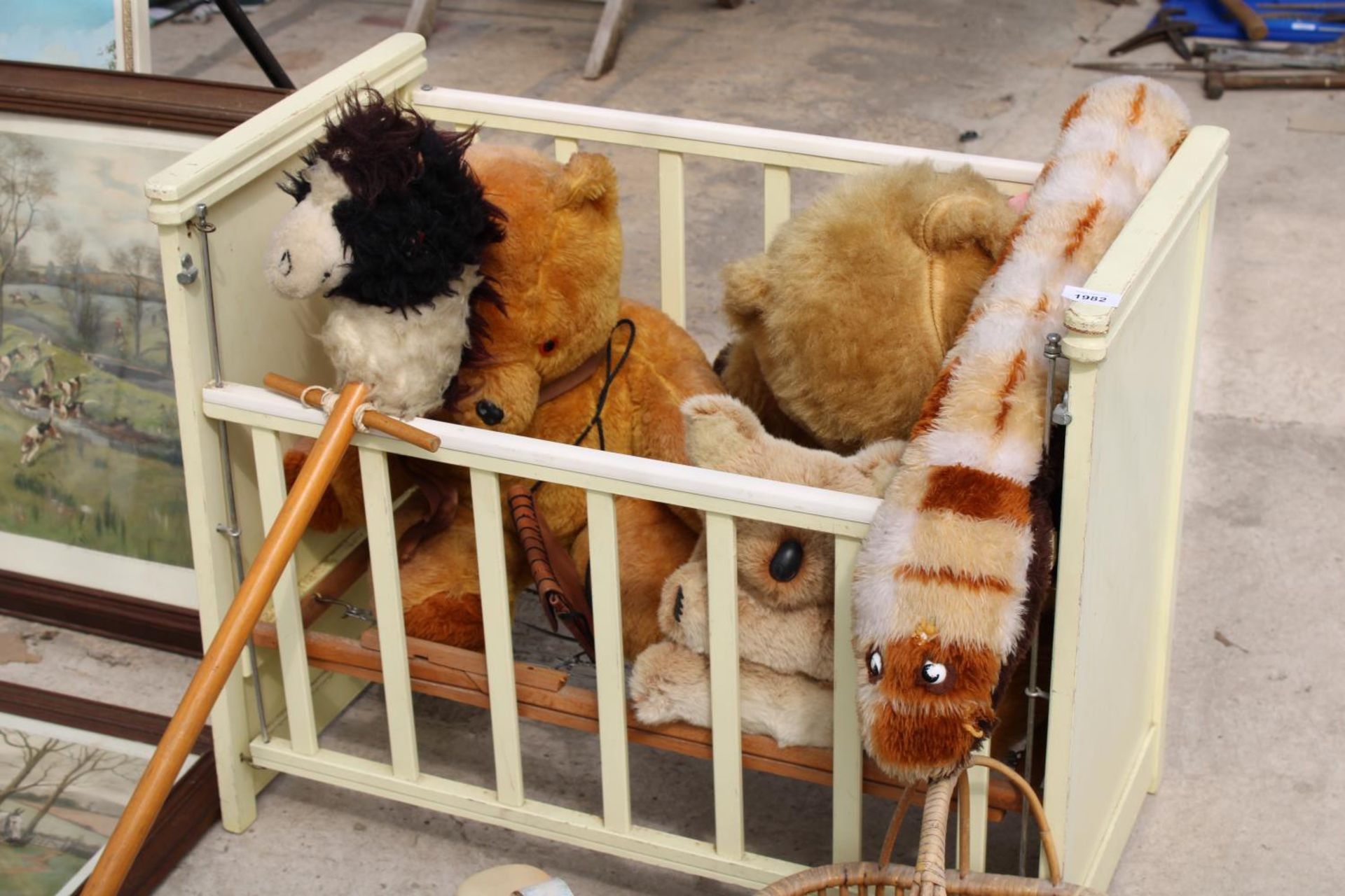 AN ASSORTMENT OF VINTAGE ITEMS TO INCLUDE HOCKEY STICKS, A COT AND TEDDIES ETC - Image 4 of 5
