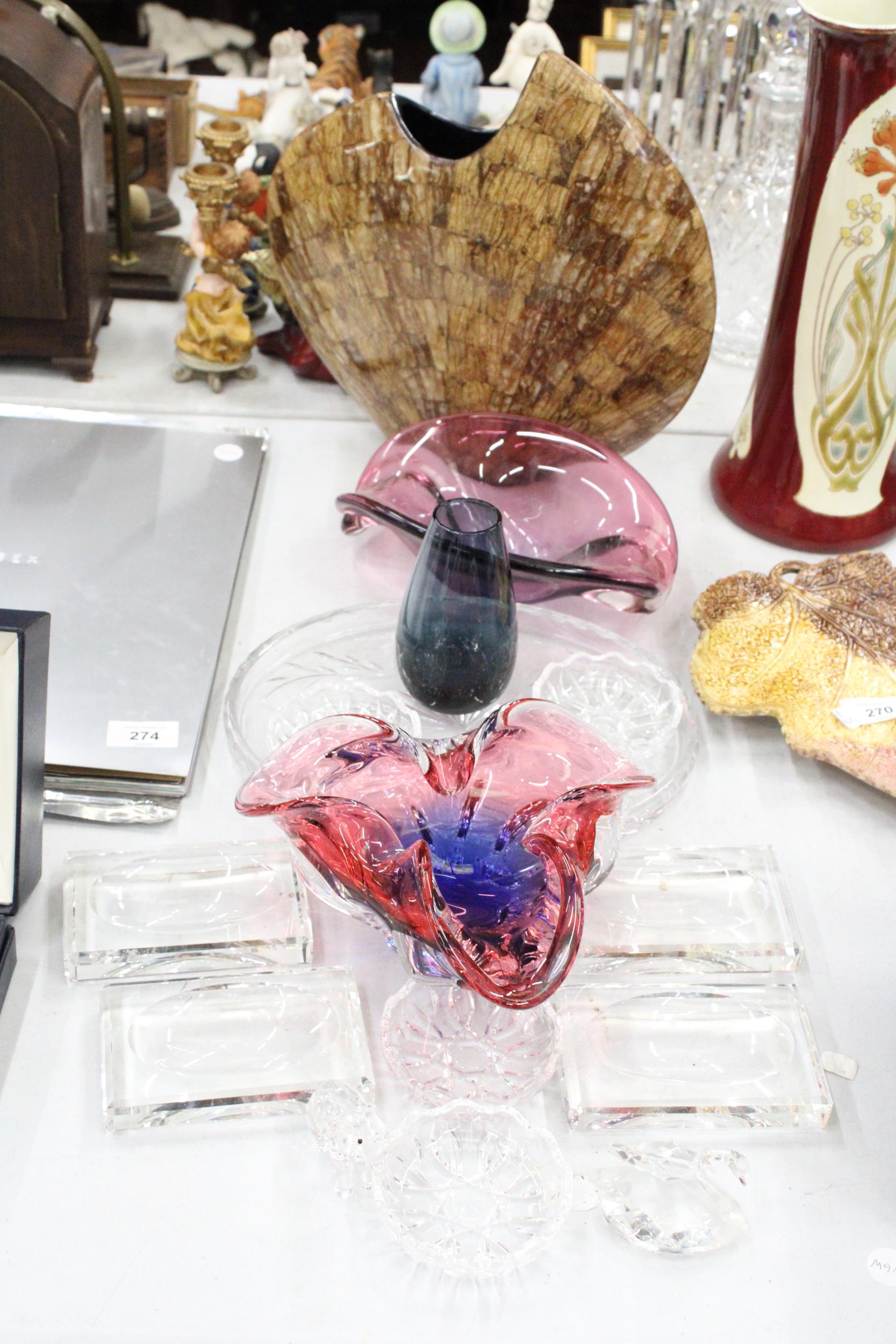 A MIXED LOT OF GLASSWARE TO INCLUDE FOUR SOAP DISHES, A MURANO STYLE ASHTRAY PLUS A LARGE MODERN ART