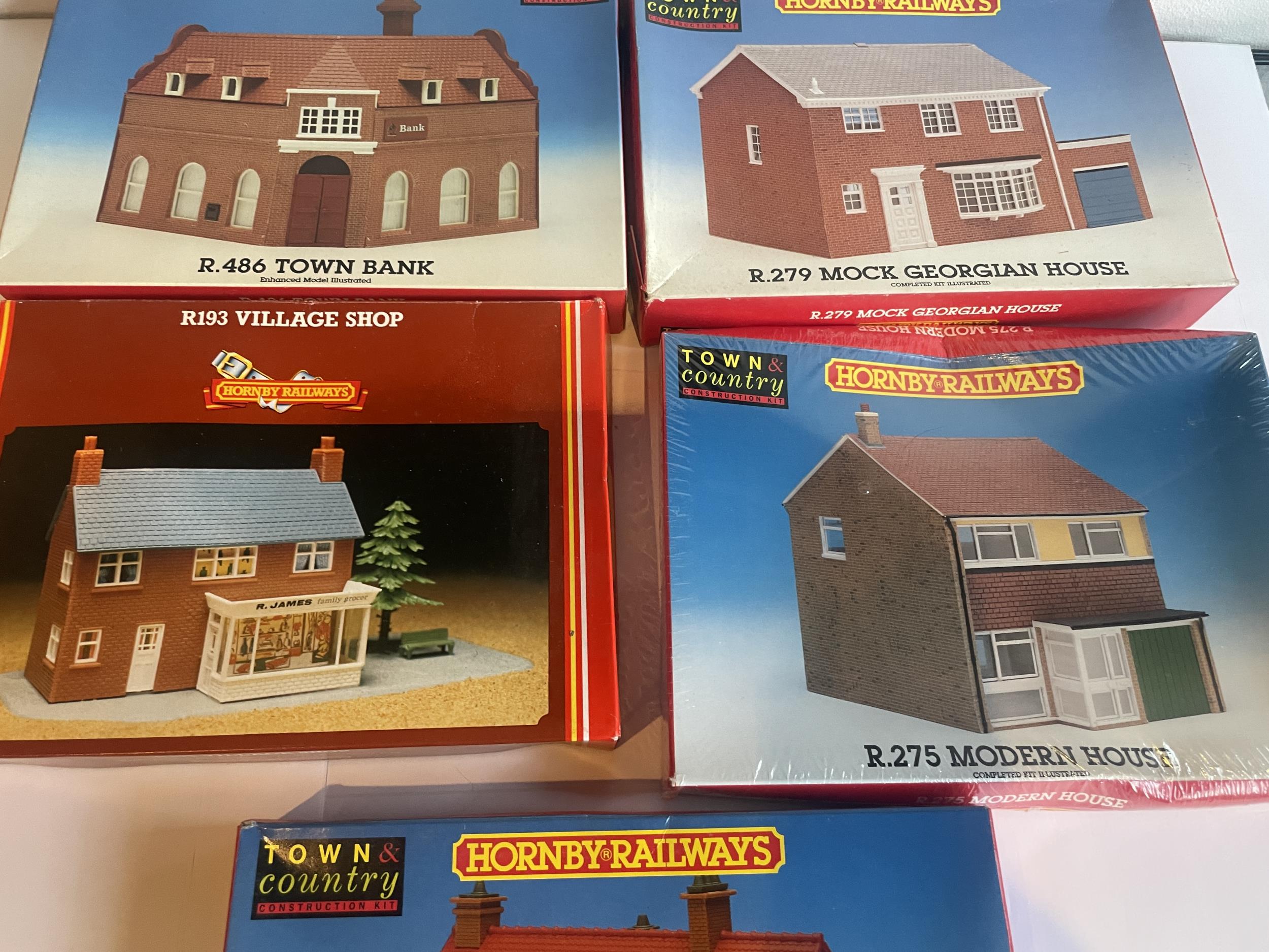 FIVE AS NEW AND BOXED HORNBY 00 GAUGE RAILWAY MODEL BUILDINGS TO INCLUDE A BANK, VILLAGE SHOP, - Image 3 of 4