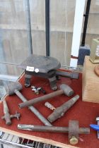 AN ASSORTMENT OF VINTAGE ITEMS TO INCLUDE HAMMERS, BARRELL TAPS AND A TRIVET STAND ETC