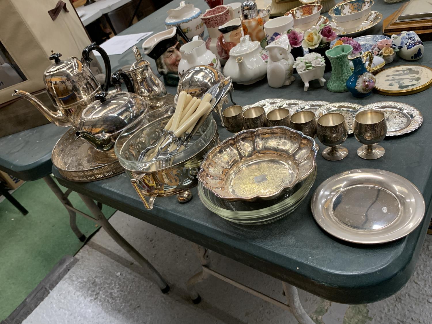 A COLLECTION OF SILVER PLATE TO INCLUDE A TEASET WITH GALLERIED TRAY, COASTERS, BOWLS, EGG CUPS, - Image 2 of 6