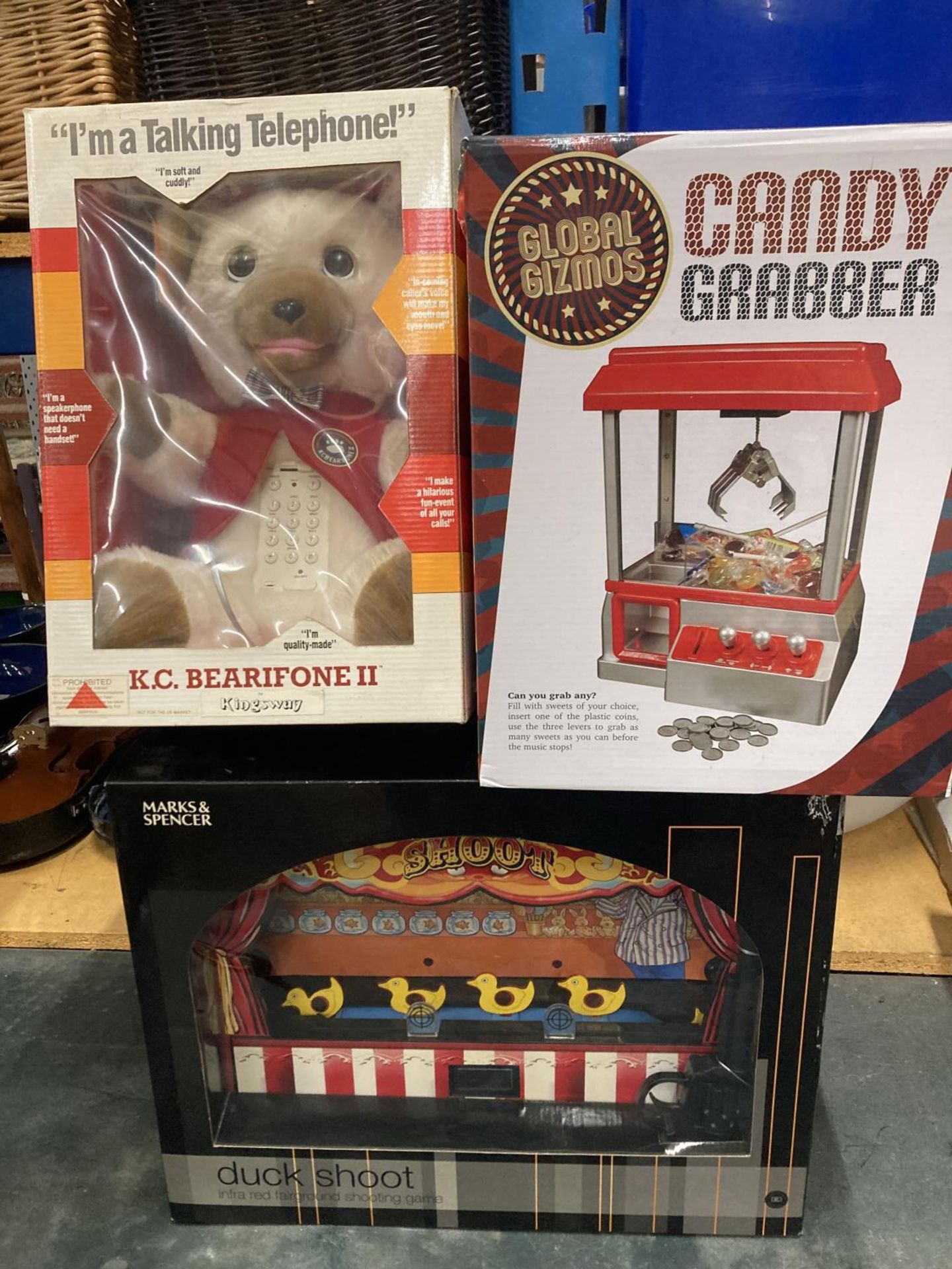 THREE VARIOUS BOXED ITEMS TO INCLUDE A RETRO KINGSWAY K.C. BEARIFONE II, A CANDY GRABBER AND A