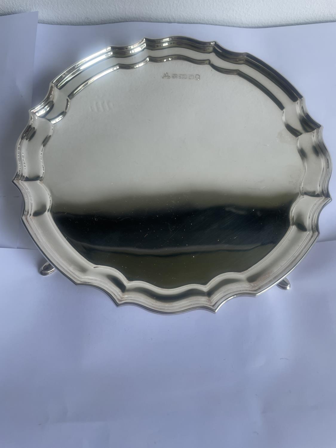 A HALLMARKED SHEFFIELD SILVER SALVER GROSS WEIGHT 326 GRAMS