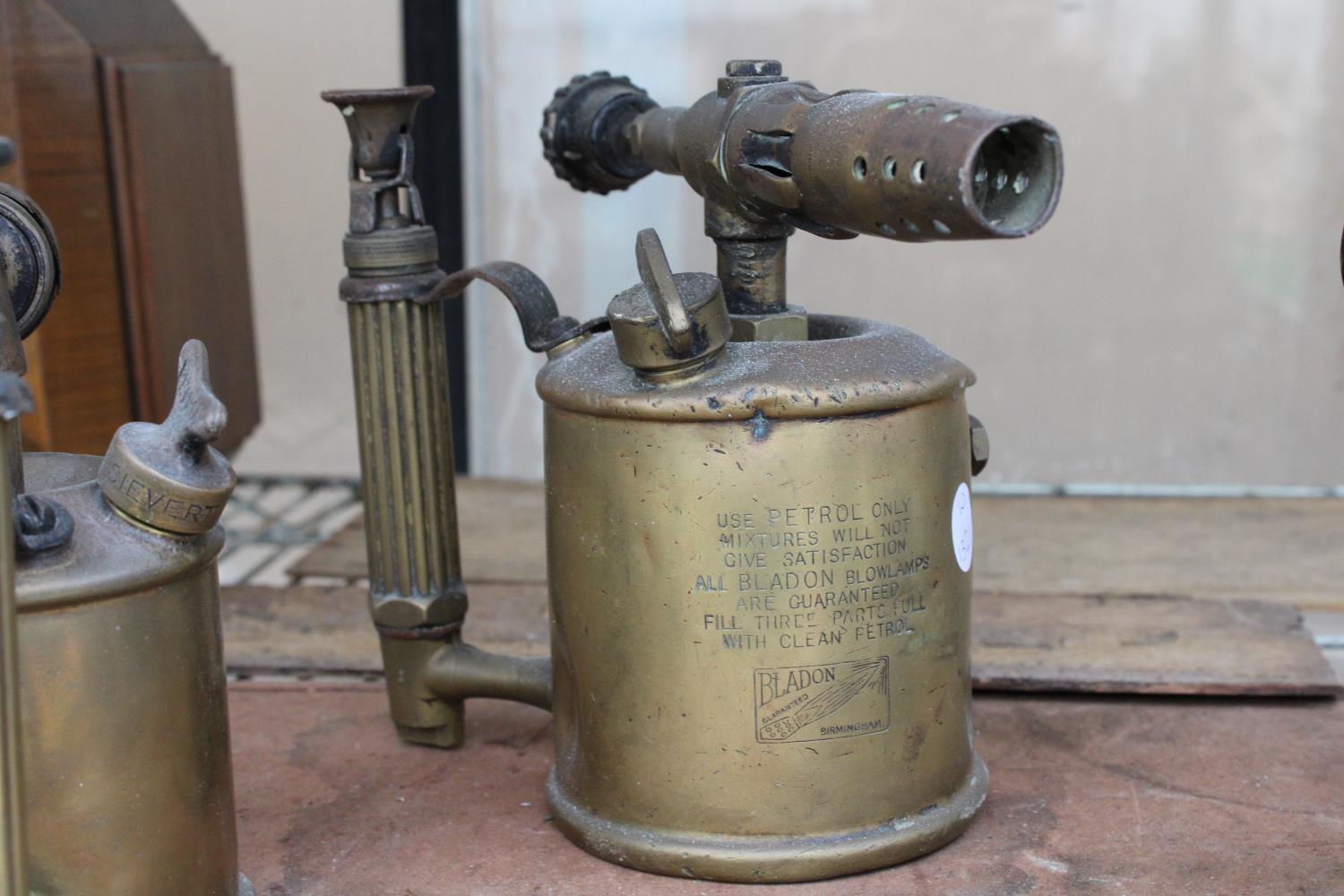 FOUR VARIOUS VINTAGE BRASS BLOW TORCHES TO INCLUDE TWO SWEEDISH MNADE EXAMPLES - Bild 5 aus 6