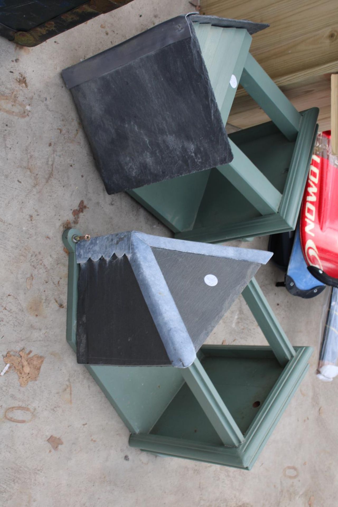 THREE VARIOUS WOODEN BIRD BOXES AND BIRD TABLES - Image 4 of 4