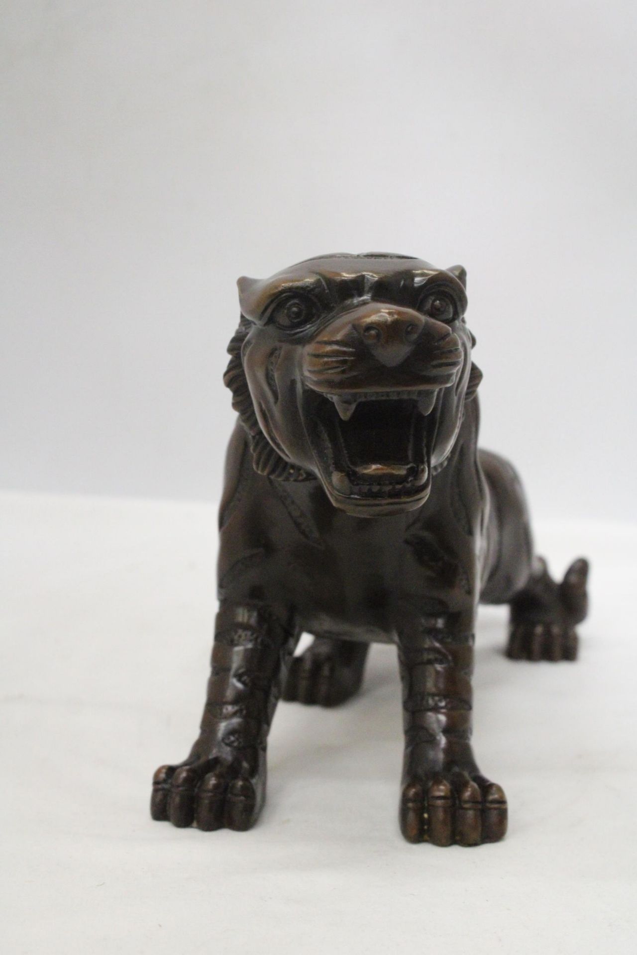 A LARGE BRONZE JAPANESE TIGER - Image 2 of 6