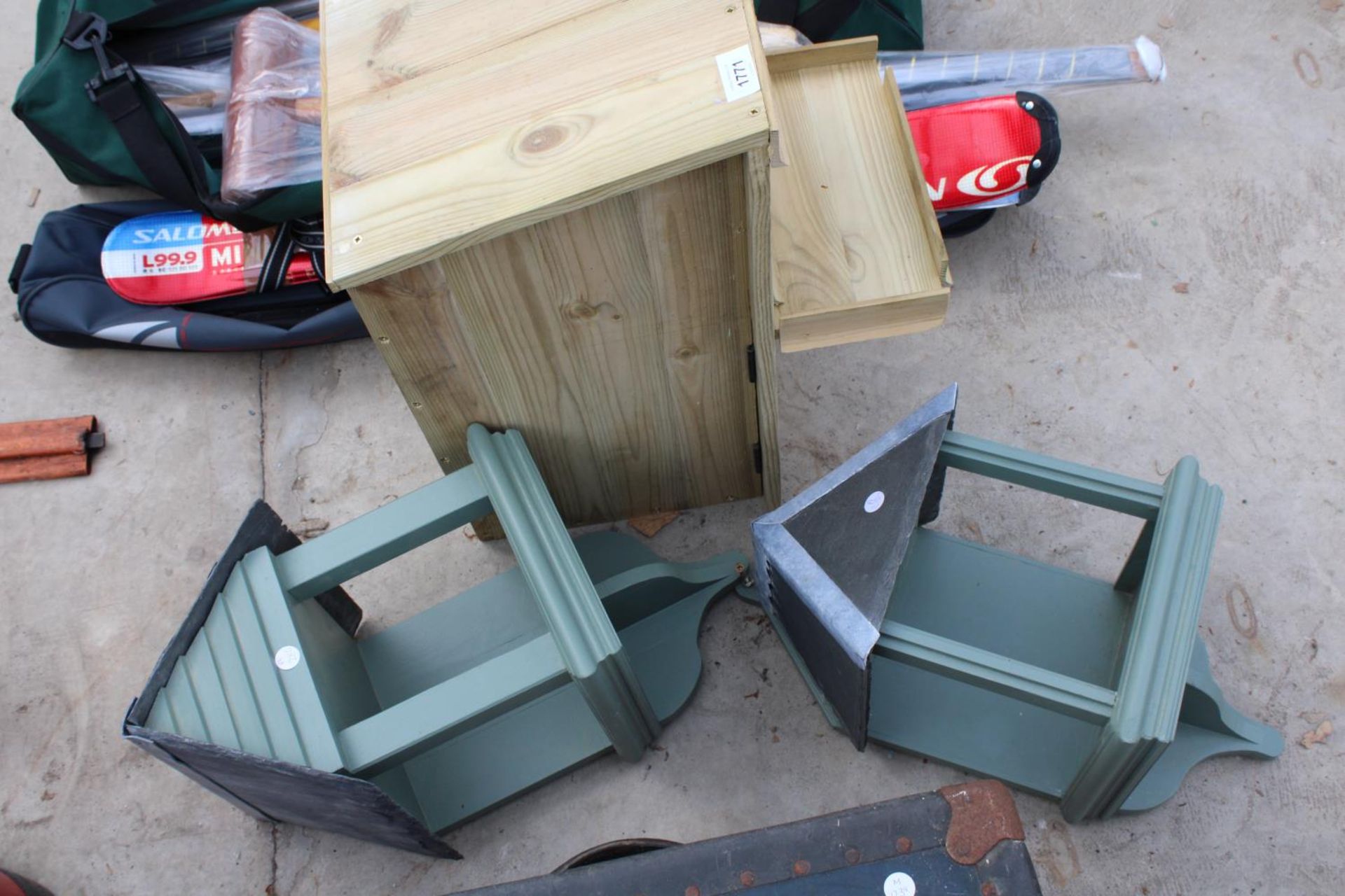 THREE VARIOUS WOODEN BIRD BOXES AND BIRD TABLES - Image 3 of 4