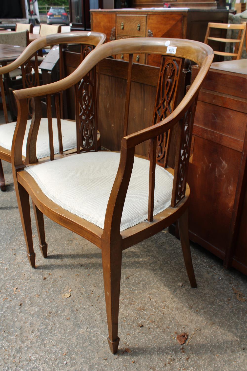 A PAIR OF EDWARDIAN MAHOGANY AND INLAID TUB CHAIRS WITH SWEPT BACKS, ARMS AND PIERCED PANELS - Bild 2 aus 2