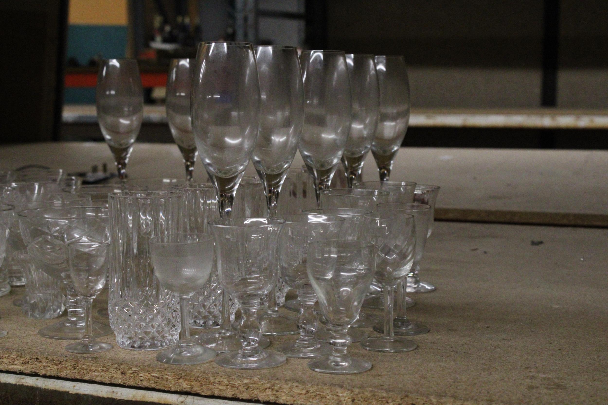 A LARGE QUANTITY OF GLASSES TO INCLUDE CHAMPAGNE FLUTES, WHISKY GLASSES, TUMBLERS, DESSERT - Image 6 of 6