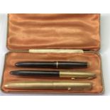 THREE VINTAGE FOUNTAIN PENS IN A PARKER BOX TO INCLUDE TWO PARKERS, ONE GOLD PLATED AND ONE WITH