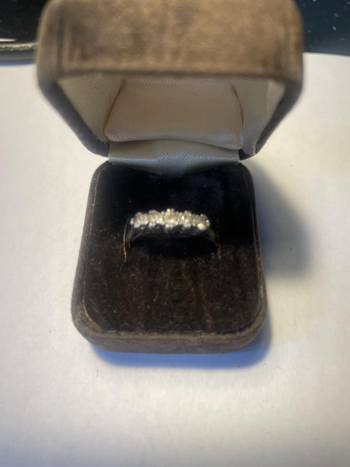 A SILVER AND 9 CARAT GOLD RING WITH FIVE IN LINE CLEAR STONES IN A PRESENTATION BOX