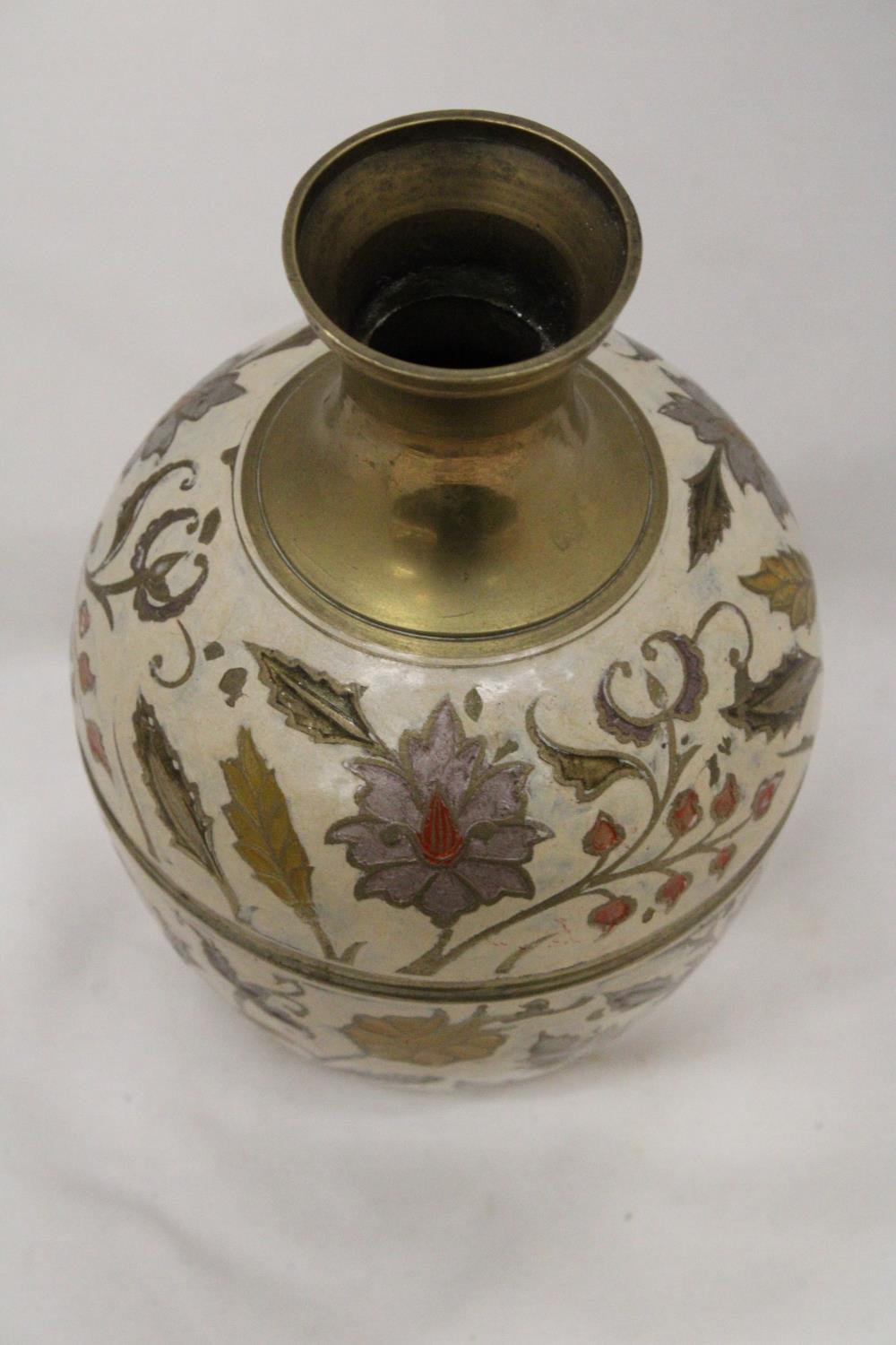 A HEAVY BRASS CLOISSONE VASE - APPROXIMATELY 24CM HIGH - Image 5 of 5