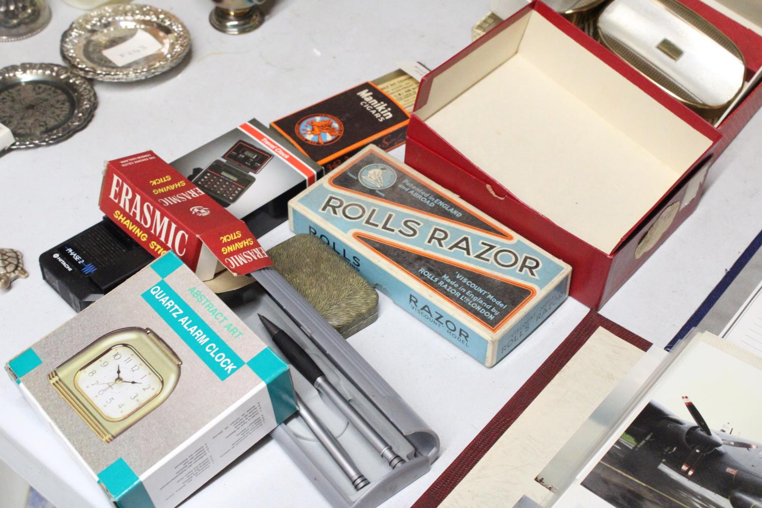 A MIXED LOT OF VINTAGE COLLECTABLES TO INCLUDE A BOXED QUARTZ ALARM CLOCK, A ERASMIC SHAVING - Image 7 of 7
