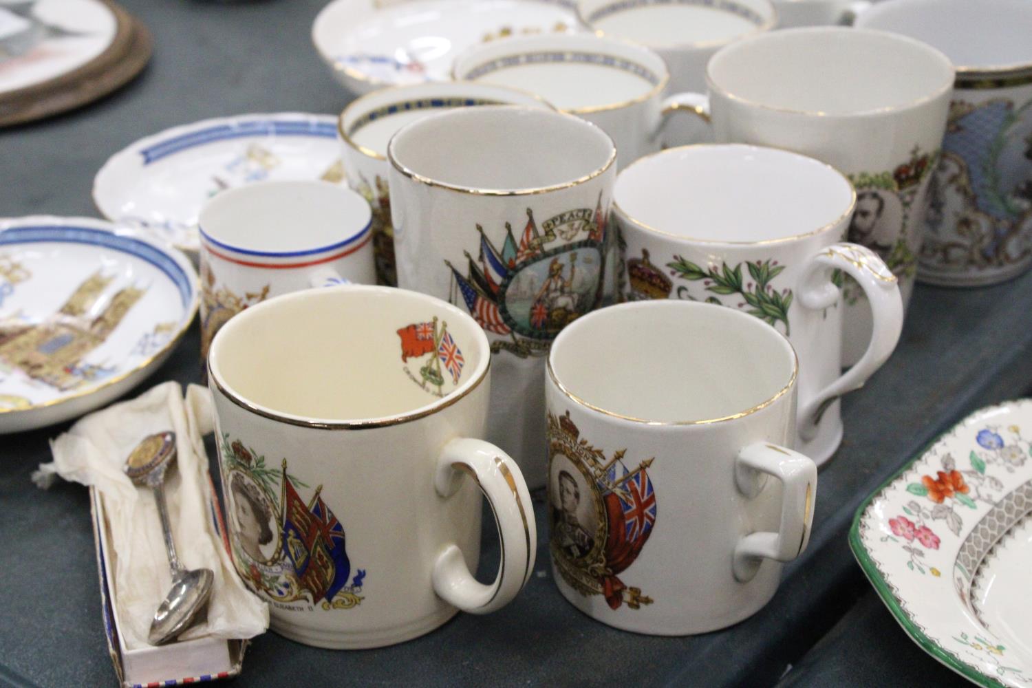 A COLLECTION OF COMMEMORATIVE WARE TO INCLUDE SPODE, AYNSLEY, MUGS ETC PLUS A BOM-BOM DISH WITH A - Image 5 of 7