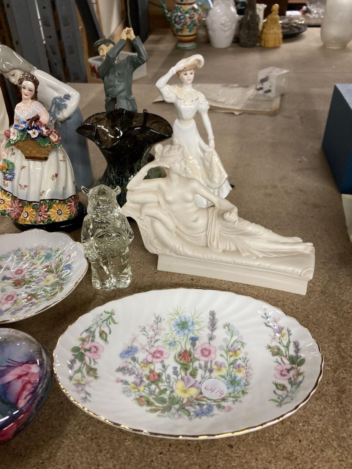 SIX FIGURINES TO INCLUDE COALPORT, AYNSLEY PLATES AND A PIN TRAY, SCENT BOTTLE, VASE, ETC - Image 2 of 4