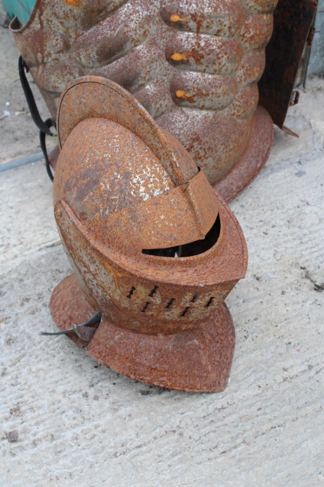 A REPRODUCTION SUIT OF ARMOR AND A HELMET - Image 2 of 3