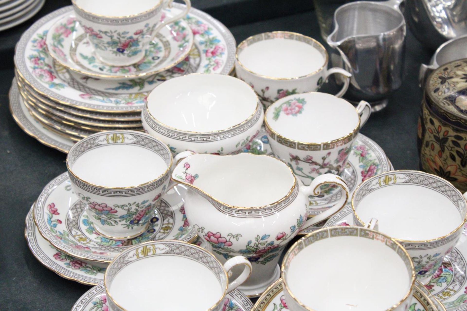 A VINTAGE AYNSLEY 'INDIAN TREE' TEASET TO INCLUDE, A CREAM JUG, SUGAR BOWL, CUPS, SAUCERS AND SIDE - Image 3 of 6