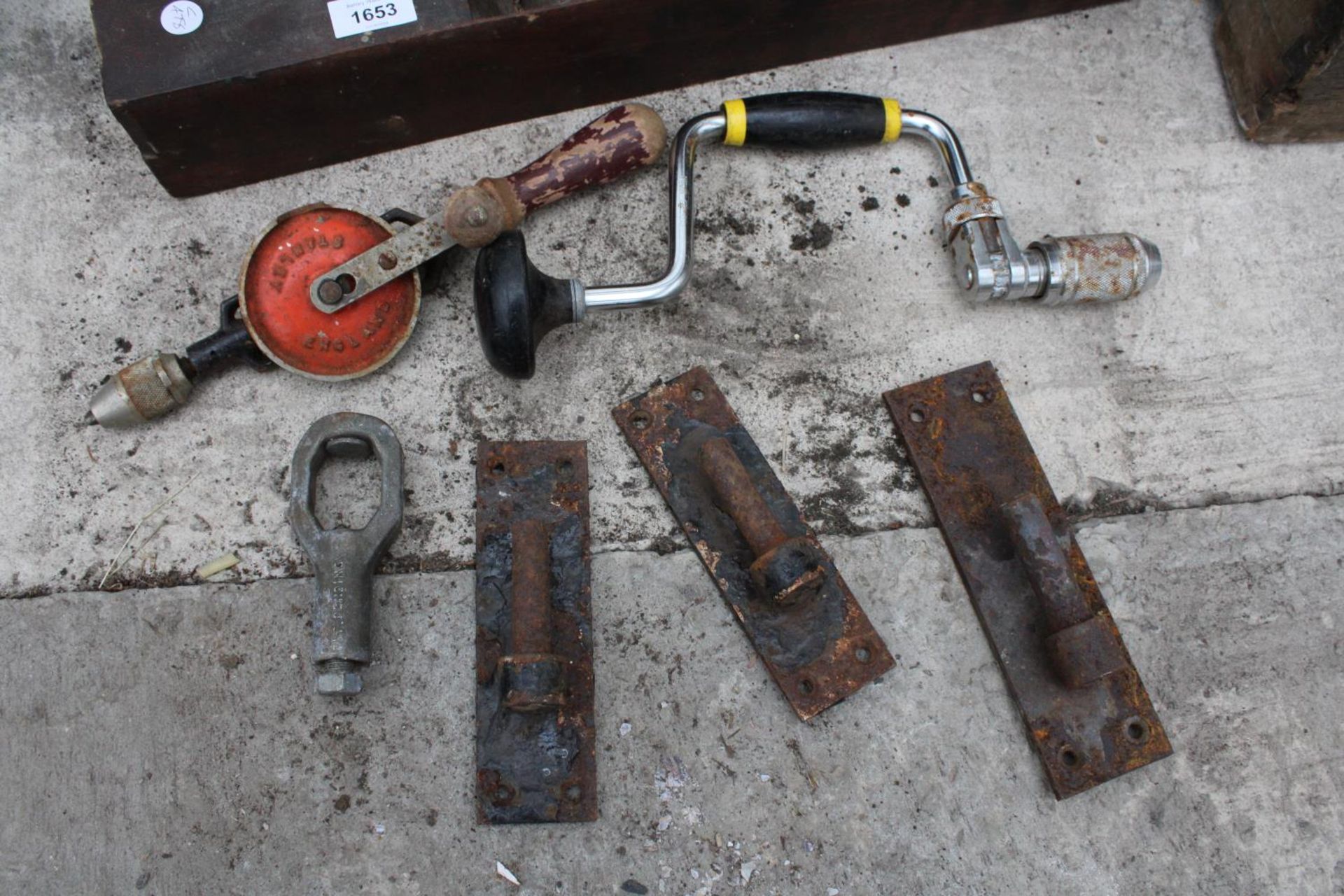 AN ASSORTMENT OF ITEMS TO INCLUDE WADERS, BRACE DRILLS AND A WOOD PLANE ETC - Image 3 of 3
