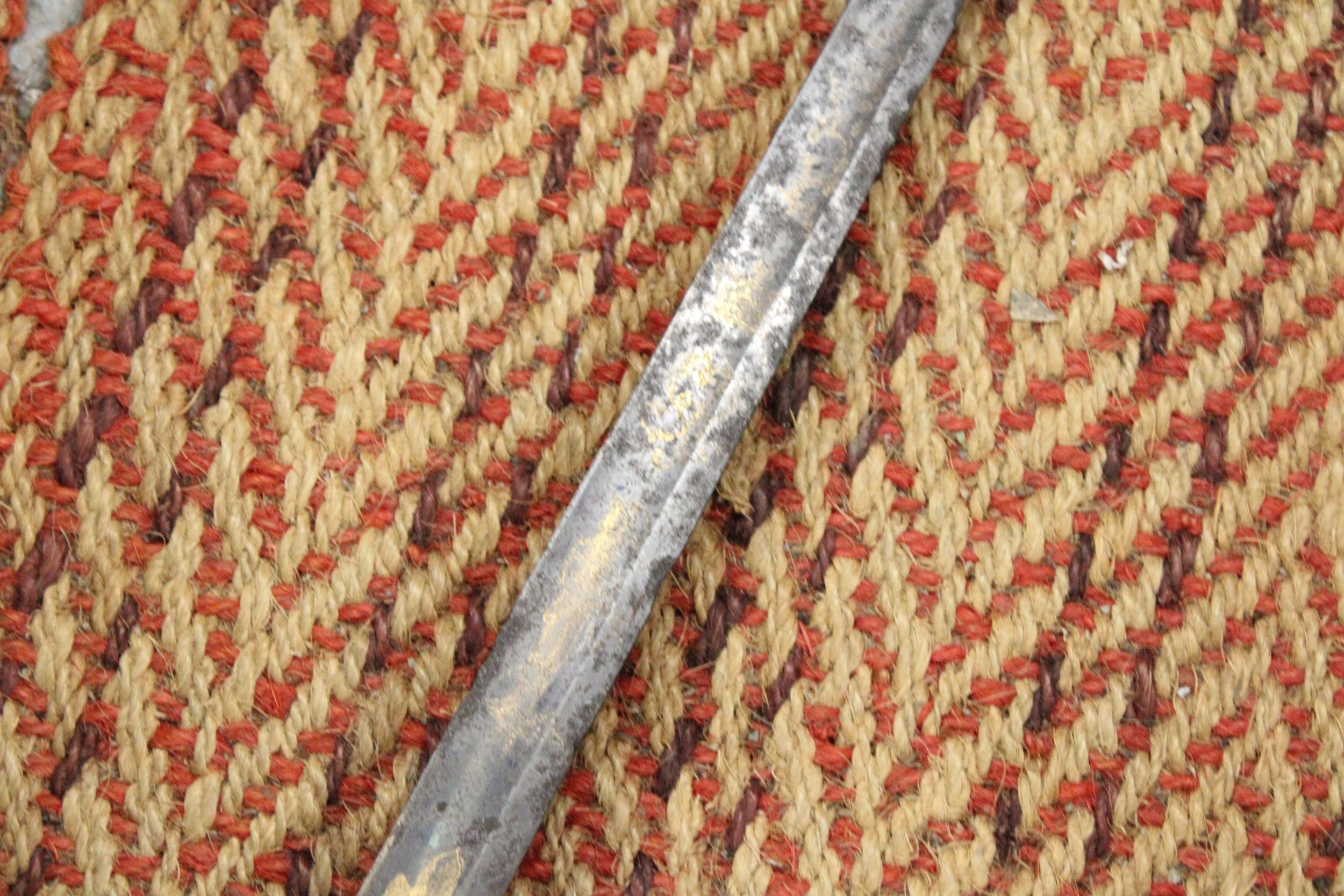 A VINTAGE MILITARY SWORD WITH ORNATE BLADE, LENGTH 101CM - Image 3 of 5