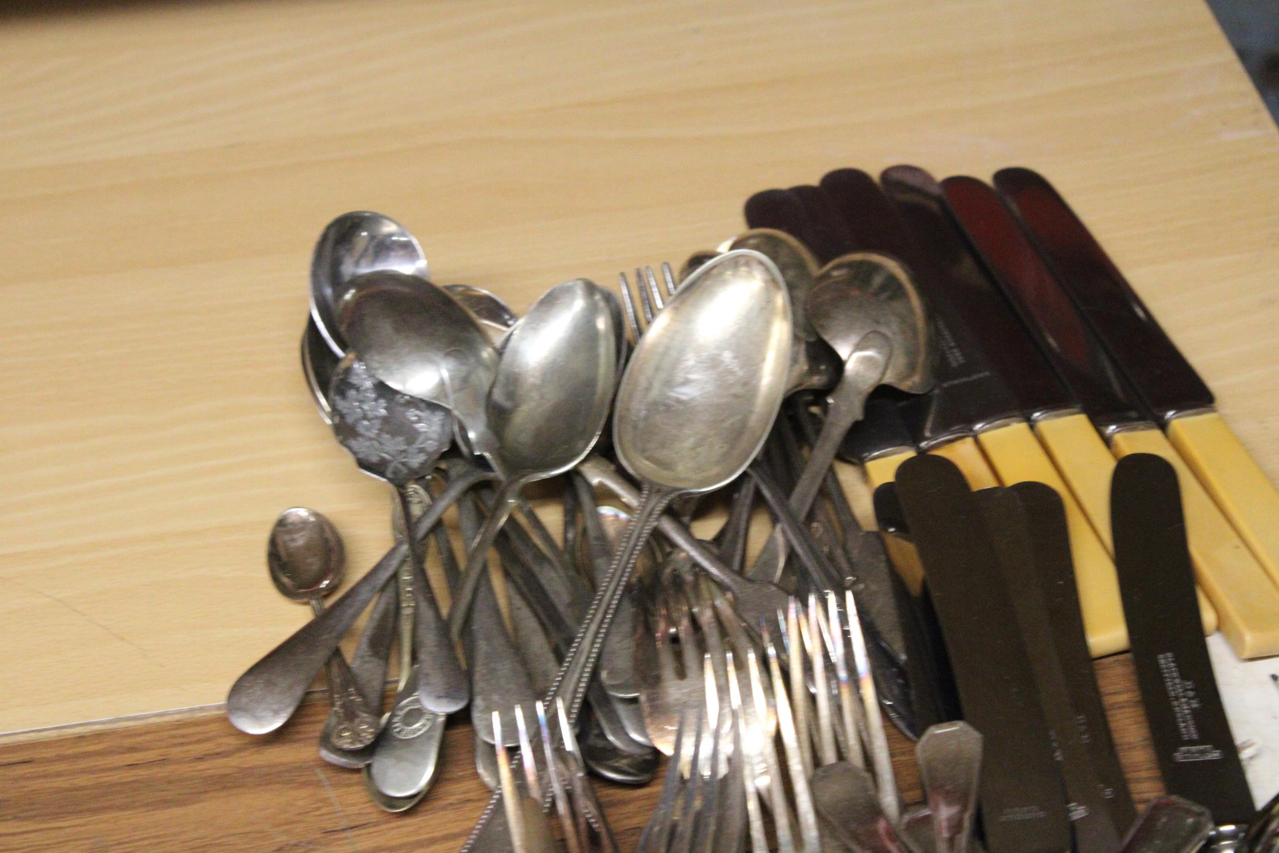 A LARGE QUANTITY OF VINTAGE FLATWARE - Image 3 of 4