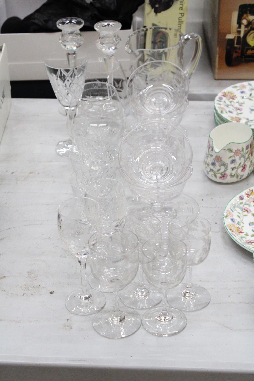 A MIXED LOT OF GLASSWARE TO INCLUDE A PAIR OF CANDLE STICKS, LARGE JUG, SHERRY GLASSES, BRANDY