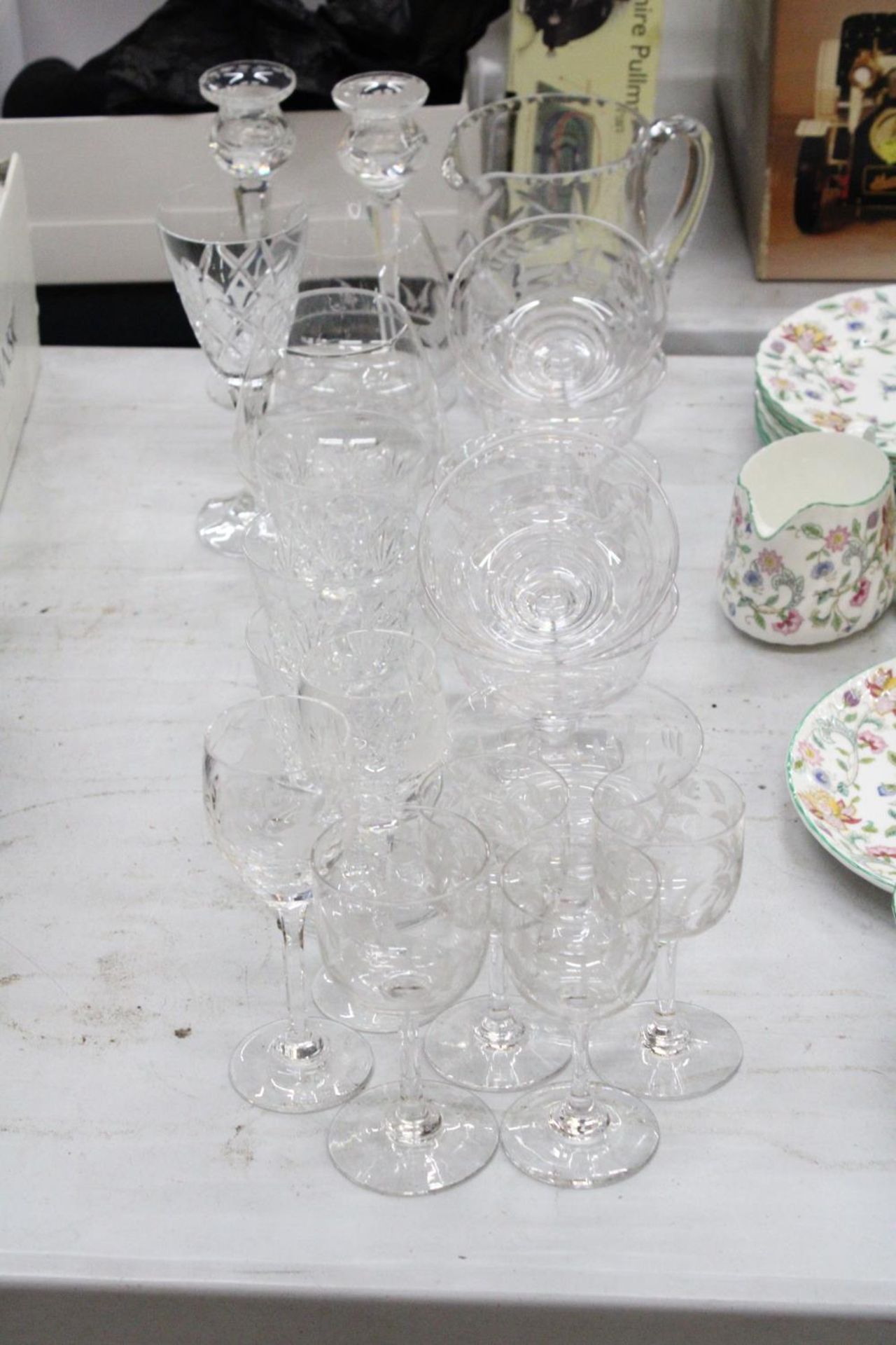 A MIXED LOT OF GLASSWARE TO INCLUDE A PAIR OF CANDLE STICKS, LARGE JUG, SHERRY GLASSES, BRANDY