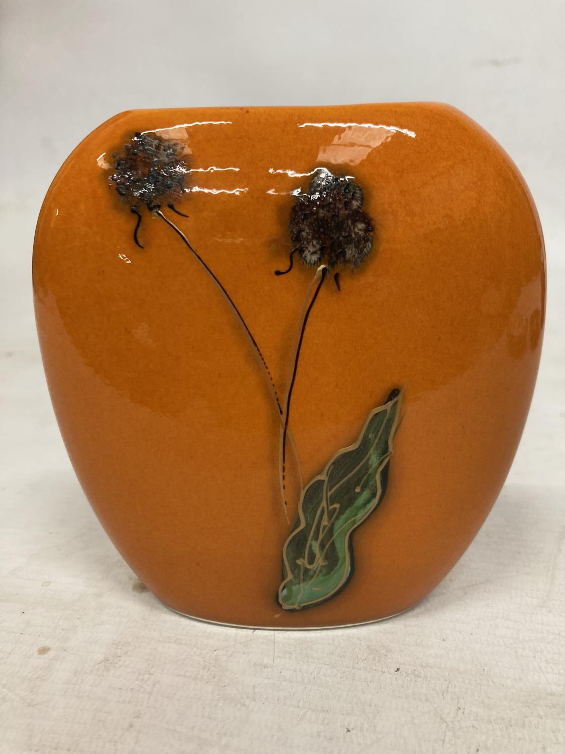 AN ANITA HARRIS HAND PAINTED AND SIGNED IN GOLD GRAPE VINE VASE - Image 3 of 6