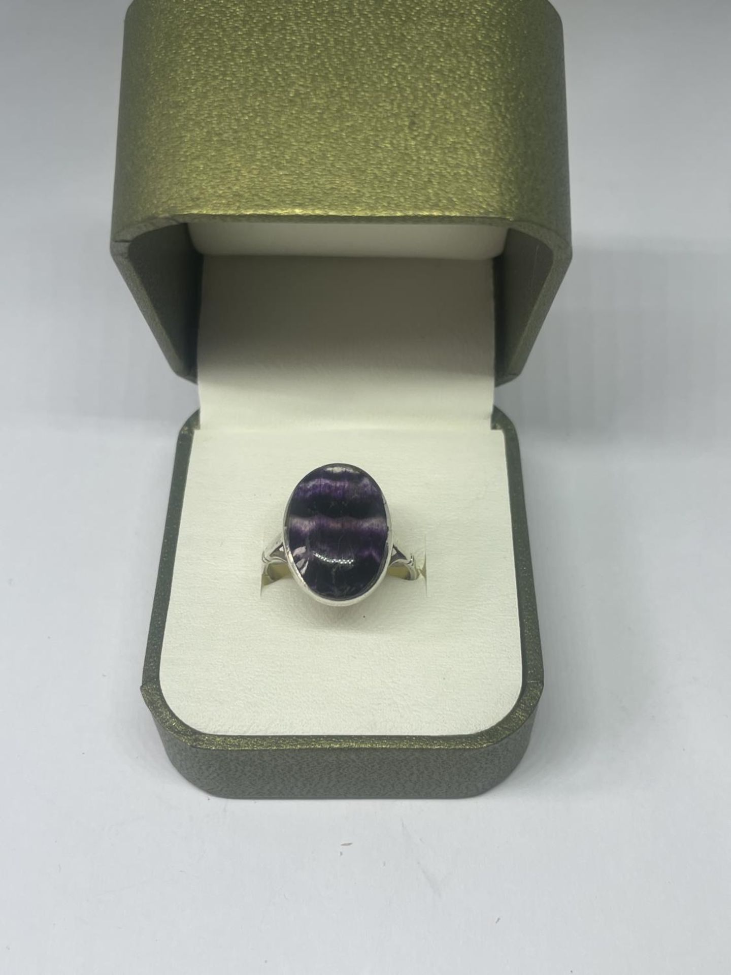 A SILVER RING WITH AN OVAL BLUE JOHN STONE IN A PRESENTATION BOX
