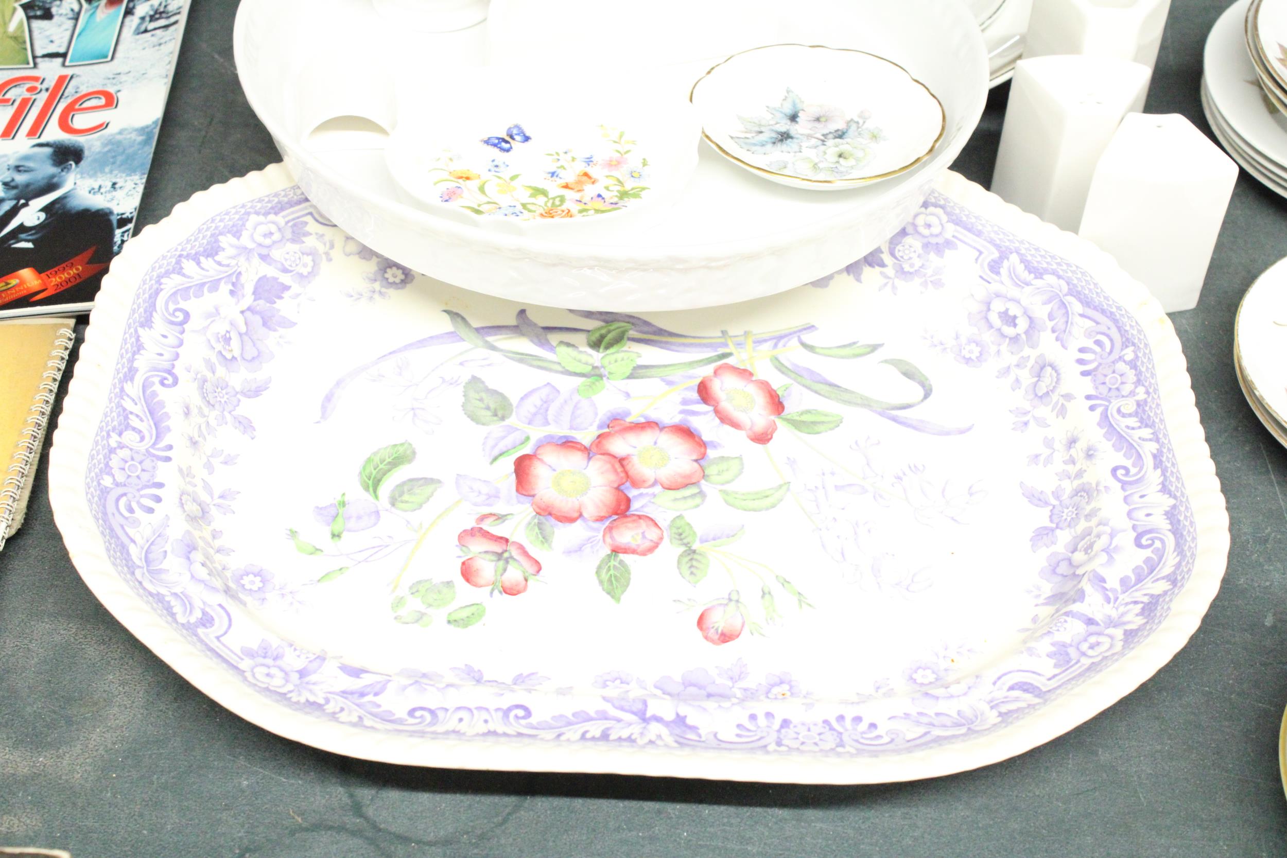 A QUANTITY OF CERAMICS TO INCLUDE A VINTAGE BLUE AND WHITE MEAT PLATER, LARGE SERVING PLATE, - Image 3 of 5