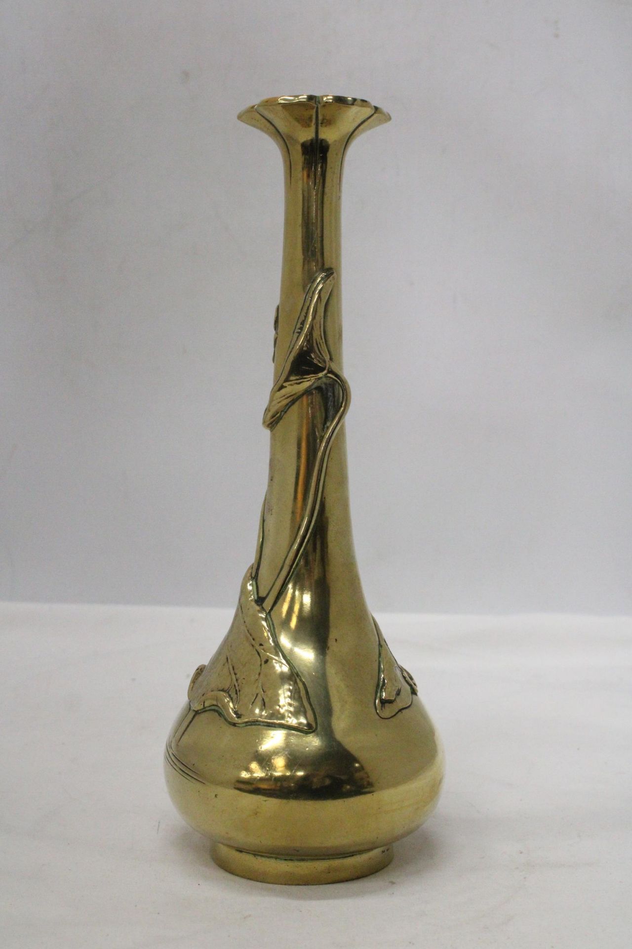 AN ORIENTAL BRASS ART NOUVEAU LONG NECKED VASE MARKED TO THE BASE - Image 3 of 6