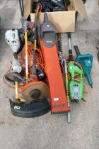 AN ASSORTMENT OF GARDEN ITEMS TO INCLUDE A RYOBI PETROL STRIMMER BODY, AN ELECTRIC FLYMO LEAF VAC