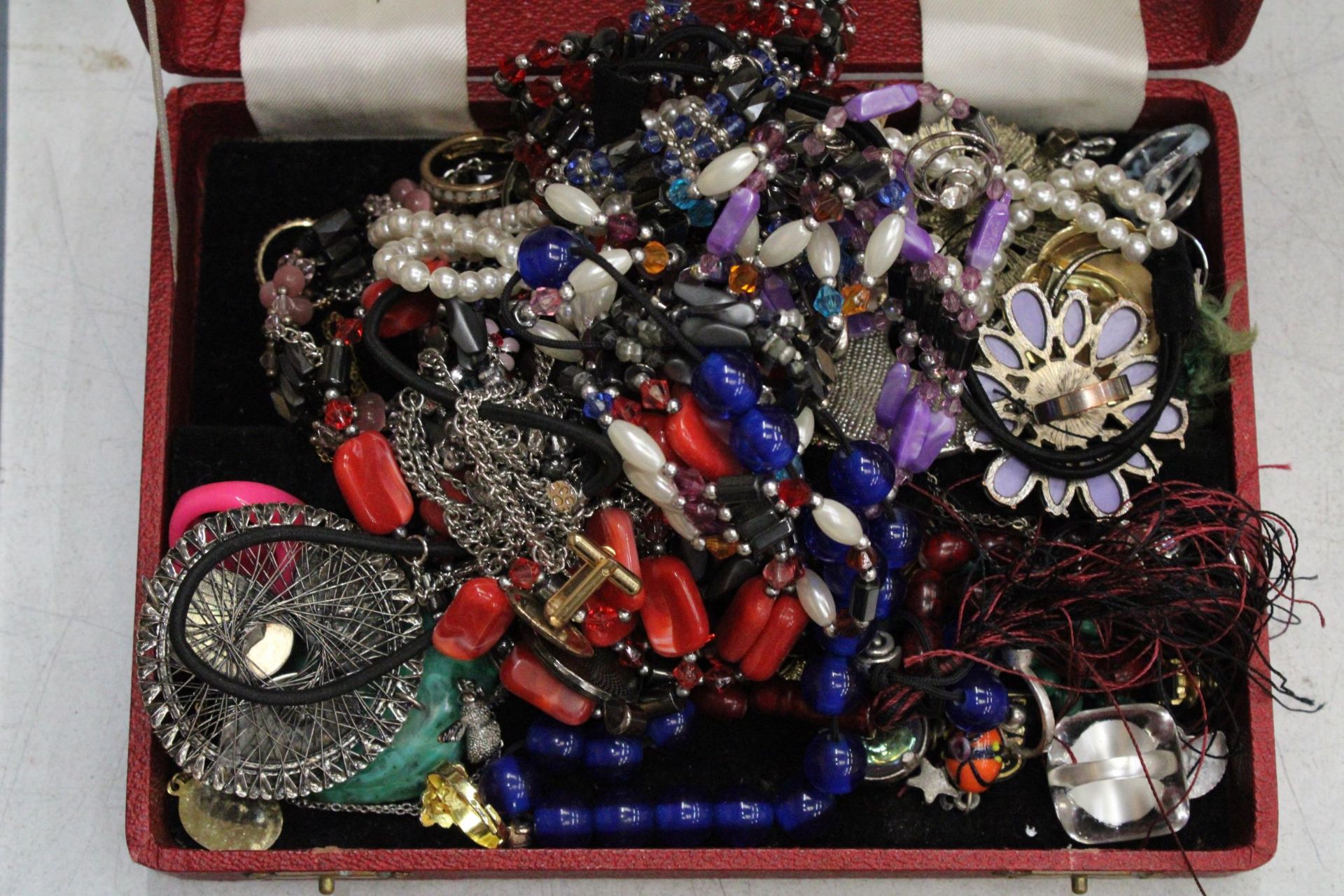 A BOX CONTAINING VINTAGE COSTUME JEWELLERY TO INCLUDE BROOCHES, RINGS, NECKLACES, ETC., - Image 4 of 4