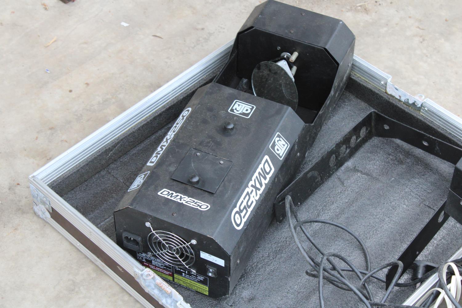 A FLIGHT CASE CONTAINING A PAIR OF NJD DMX 250 STAGE LIGHTS AND ACCESSORIES - Image 4 of 8