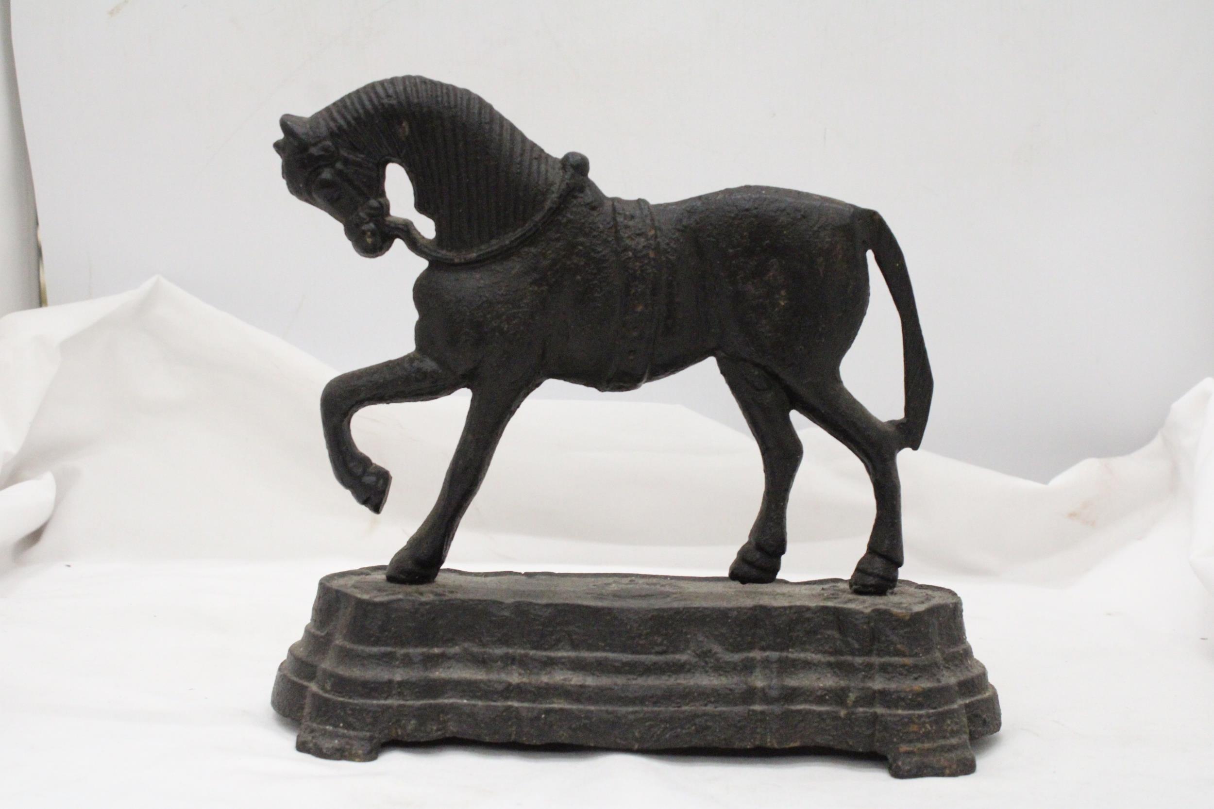 A VICTORIAN BLACK CAST IRON HORSE DOOR STOP - APPROXIMATELY 23CM X 23CM - Image 2 of 5