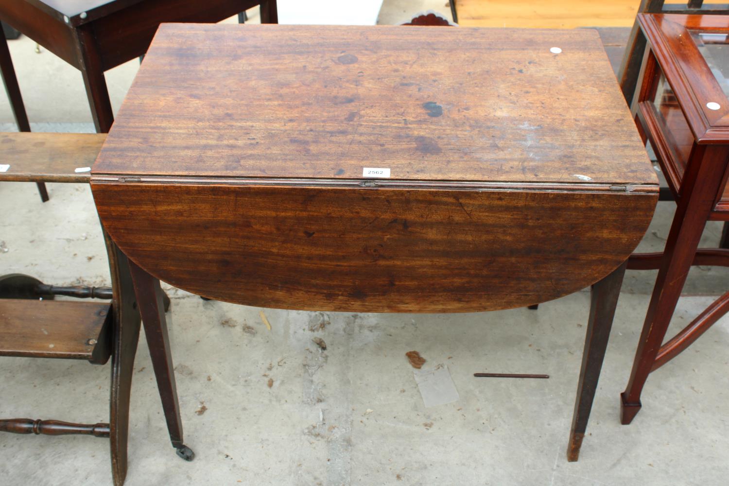 A 19TH CENTURY MAHOGANY PEMBROKE TABLE WITH SINGLE DRAWER AND SHAM DRAWER